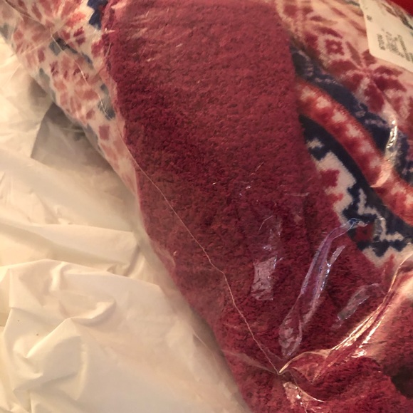 NWOT Throw - Picture 3 of 3